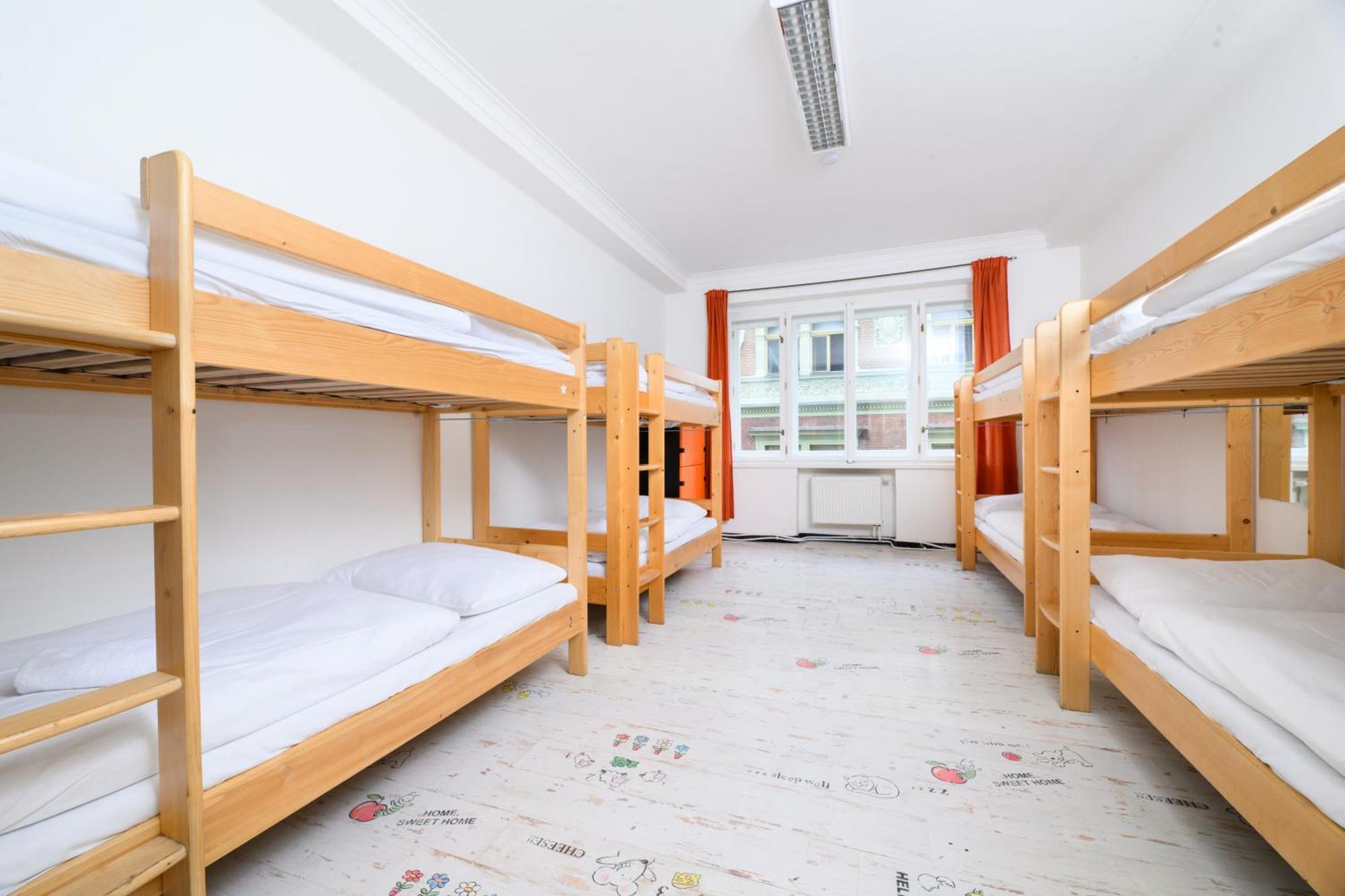 Benedikt City Center Hostel プラハ エクステリア 写真